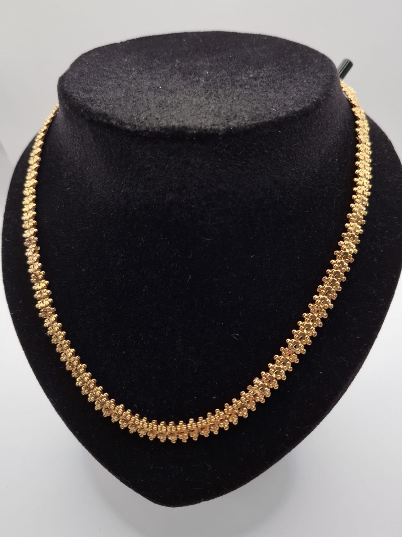 collier maille perlée ouvragée en or jaune 18 carats collier maille perlée ouvragée en or jaune 18 carats