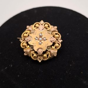 broche ancienne en or 18 carats et demi perles